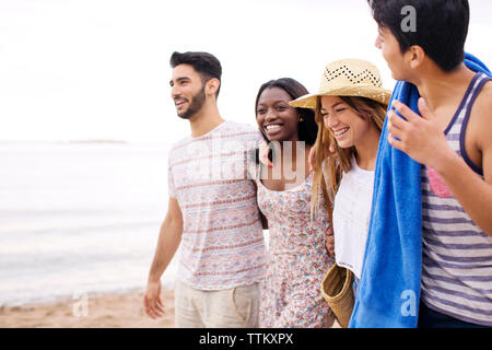Gerne Freunde zu Fuß am Strand während der Ferien Stockfoto