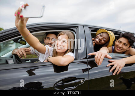Gerne männliche und weibliche Freunde unter selfie während im Auto sitzen Stockfoto