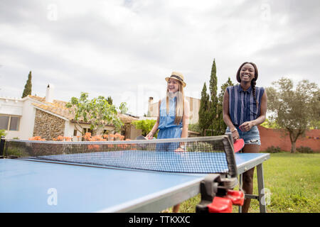 Gerne Frauen spielen Tischtennis im Hof Stockfoto