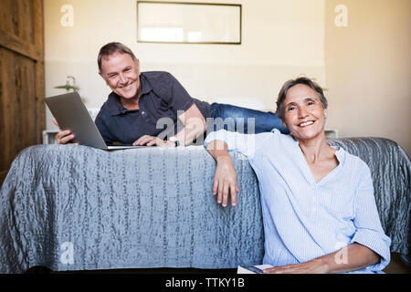 Portrait von Gerne älteres Paar im Schlafzimmer Stockfoto