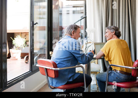 Ansicht der Rückseite des Senior paar Planung Urlaub zu Hause Stockfoto