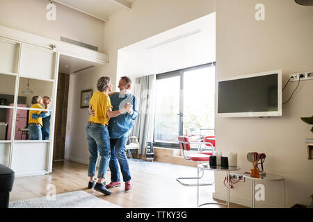 Volle Länge des liebevollen senior Paar tanzen zu Hause Stockfoto