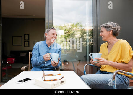 Gerne älteres Paar Kaffee mit Veranda Stockfoto