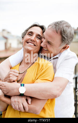 Liebevolle älterer Mann umarmt Frau auf der Terrasse Stockfoto