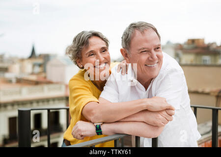 Freundliche senior Paar viel Zeit auf der Terrasse Stockfoto