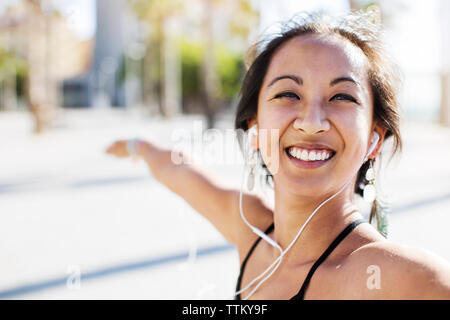 Portrait von Frau Yoga am Strand im Sommer Stockfoto