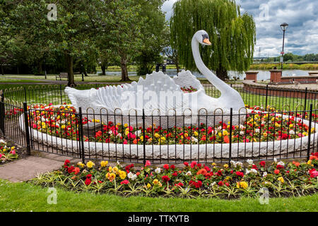 Die kultigen 50er Jahre Zierpflanzen Giant White Swan Statue an stapenhill Gärten am Ufer des Flusses Trent in Burton Upon Trent. Staffordshire. England.DE Stockfoto