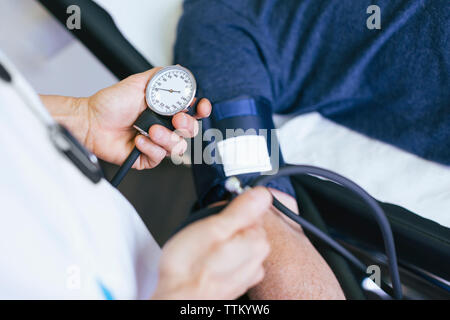 In der Nähe von Doktor Kontrolle Blutdruck des Patienten / der Patientin im Krankenhaus Stockfoto