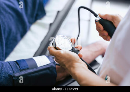 Nahaufnahme der Arzt Patienten Puls am Krankenhaus prüfen Stockfoto