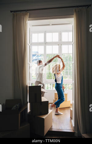 Paar tanzen im neuen Haus durch Tür gesehen Stockfoto