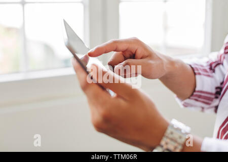 7/8 Hände der Geschäftsmann mit Tablet-PC im Büro Stockfoto