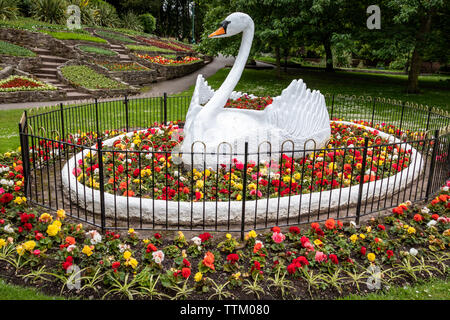 Die kultigen 50er Jahre Zierpflanzen Giant White Swan Statue an stapenhill Gärten am Ufer des Flusses Trent in Burton Upon Trent. Staffordshire. England.DE Stockfoto