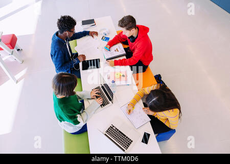 Hohe Betrachtungswinkel von Freunden studieren am Tisch in der Bibliothek Stockfoto