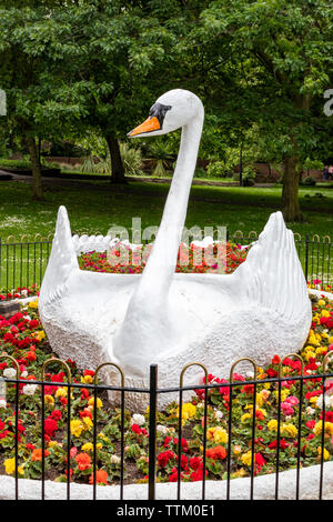 Die kultigen 50er Jahre Zierpflanzen Giant White Swan Statue an stapenhill Gärten am Ufer des Flusses Trent in Burton Upon Trent. Staffordshire. England.DE Stockfoto