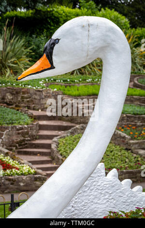 Die kultigen 50er Jahre Zierpflanzen Giant White Swan Statue an stapenhill Gärten am Ufer des Flusses Trent in Burton Upon Trent. Staffordshire. England.DE Stockfoto