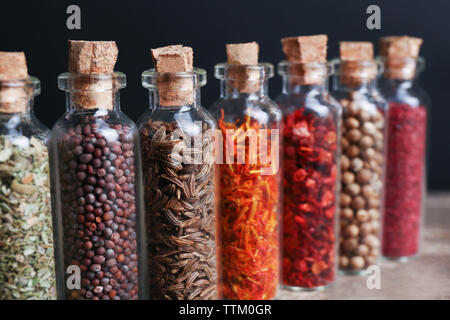 Verschiedene Gewürze in kleinen Glasflaschen, close-up Stockfoto