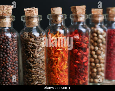 Verschiedene Gewürze in kleinen Glasflaschen, close-up Stockfoto