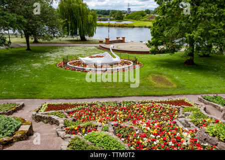 Die kultigen 50er Jahre Zierpflanzen Giant White Swan Statue an stapenhill Gärten am Ufer des Flusses Trent in Burton Upon Trent. Staffordshire. England.DE Stockfoto