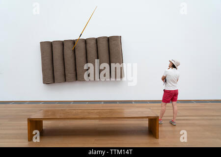 Frau suchen Bei Art installation Untitled 1985 von Joseph Beuys im Hamburger Bahnhof Museum in Berlin, Deutschland. Stockfoto