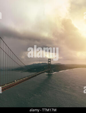Golden Gate Brücke gegen bewölkter Himmel bei Sonnenuntergang Stockfoto