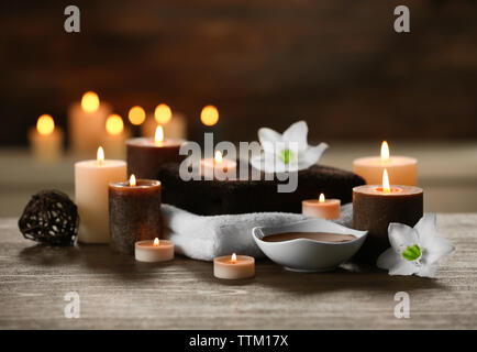 Spa Komposition mit Kerzen auf braunem Hintergrund Stockfoto