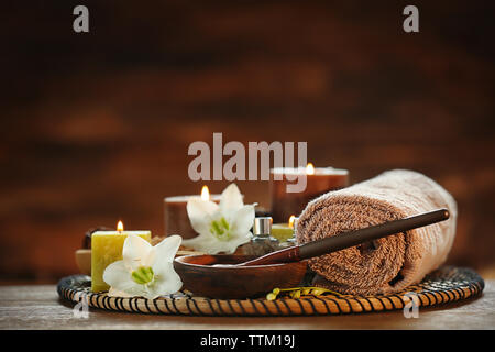 Spa Schokolade mit Kerzen auf braunem Hintergrund Stockfoto