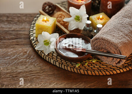 Spa Schokolade mit Kerzen auf unscharfen Hintergrund einstellen Stockfoto