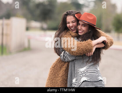 Gerne Freunde lachen und umarmen in der Straße. Stockfoto