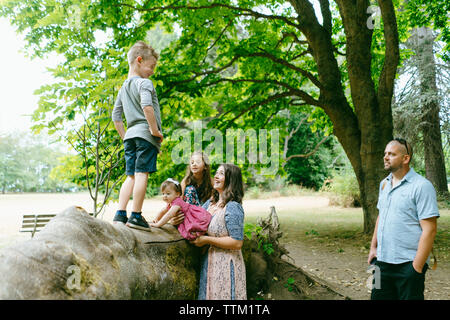 Happy Family gegen Bäume im Wald genießen. Stockfoto