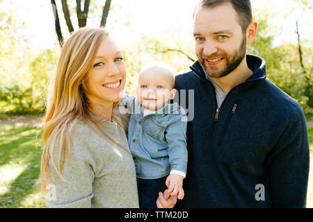 Das Porträt einer jungen Happy Family Stockfoto