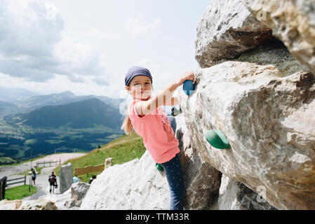Portrait von Mädchen klettern gegen Sky Stockfoto