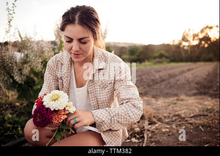 Frau Bauer Holding schöne Blumen auf dem Feld Stockfoto