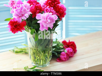 Frische pfingstrose Strauß auf klappbaren Bildschirm Hintergrund Stockfoto