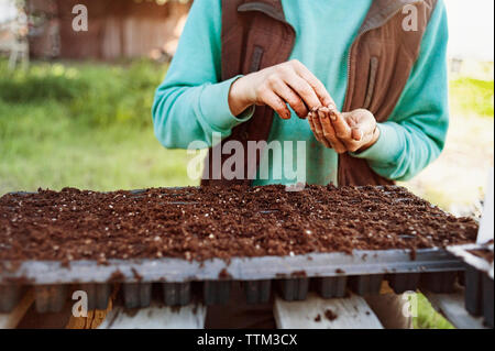 Mittelteil der Frau Samen auf der Farm Stockfoto