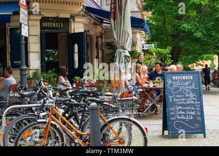 Busy cafe November im Sommer im Prenzlauer Berg in Berlin, Deutschland Stockfoto