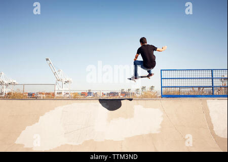 Low Angle Sicht des Menschen Durchführung Stunt in Skateboard Park Stockfoto