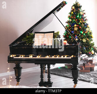 Klavier mit Weihnachtsschmuck Stockfoto