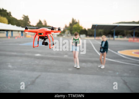 Freunde fliegen quadcopter im Park Stockfoto