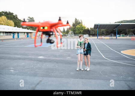 Teenage Freunde fliegen quadcopter im Park Stockfoto