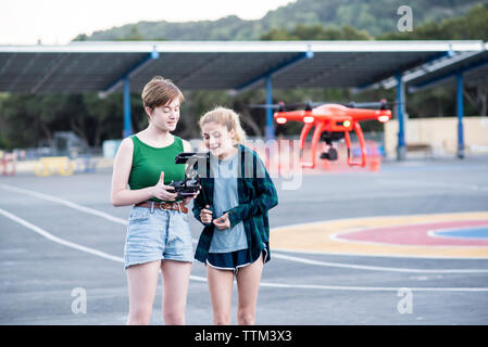 Teenage Freunde der quadcopter im Park Stockfoto