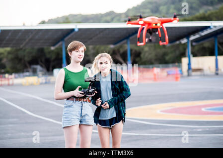 Freunde der quadcopter, während in der PARK-Stellung Stockfoto