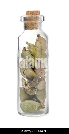 Kardamom Samen in Glasflasche auf weißem Hintergrund Stockfoto