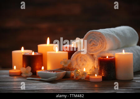 Spa Komposition mit Kerzen auf unscharfen Hintergrund Stockfoto