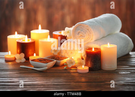 Spa Komposition mit Kerzen auf unscharfen Hintergrund Stockfoto