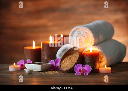 Spa Komposition mit Kerzen auf braunem Hintergrund Stockfoto
