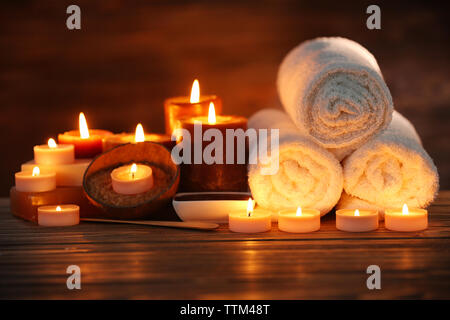 Spa Komposition mit Kerzen auf braunem Hintergrund Stockfoto