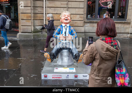 Glasgow, Schottland, Großbritannien. 17 Juni, 2019. Oor Stange, Erstellt von Graham Farquhar. Diese Statue ist eine Hommage an Rod Stewart Wer ist ein Mann mit vielen Facetten: Die Rock Star, der Songwriter, der Vater von acht, die volle Zeit Kurator eines der berühmtesten Bewertungsabschläge, die der Geschichte, der unermüdliche schottische Fußballfan die Fußballspieler, komplett mit seinen tartan Jacke, Unterschrift Frisur und seine berühmtesten Song Lyrics rund um den Eimer. Oor Stange ist eine Hommage an eine der meistverkauften Musik Künstler aller Zeiten. Die Skulptur ist Teil der Oor Wullie grossen Wanne Trail. Credit: Skully/Alamy leben Nachrichten Stockfoto