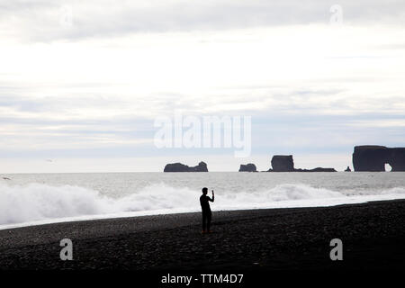 Tourist, selfie am Strand Reynisfjara Island Stockfoto