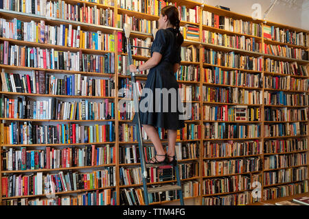 Kunden Schritte an Bücher in St Georges secondhand Buchladen im Prenzlauer Berg, Berlin, Deutschland Stockfoto