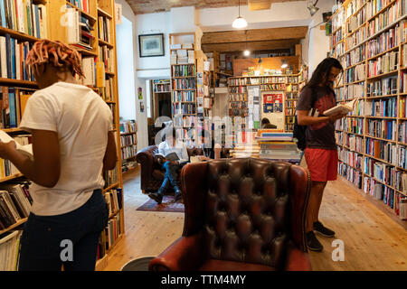 Kunden surfen Bücher innerhalb St Georges secondhand Buchladen im Prenzlauer Berg, Berlin, Deutschland Stockfoto